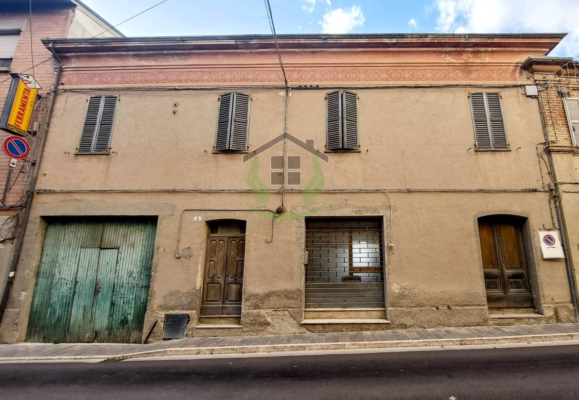 Palazzo / Stabile in vendita a Montalto delle Marche, 12 locali, prezzo € 70.000 | PortaleAgenzieImmobiliari.it