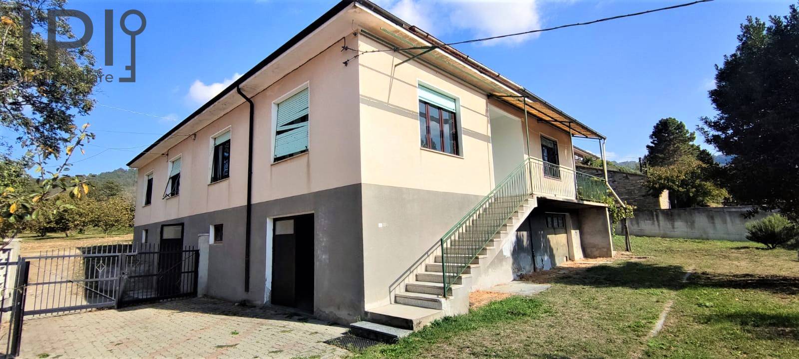 Villa in vendita a Montechiaro d'Acqui, 6 locali, prezzo € 98.000 | PortaleAgenzieImmobiliari.it