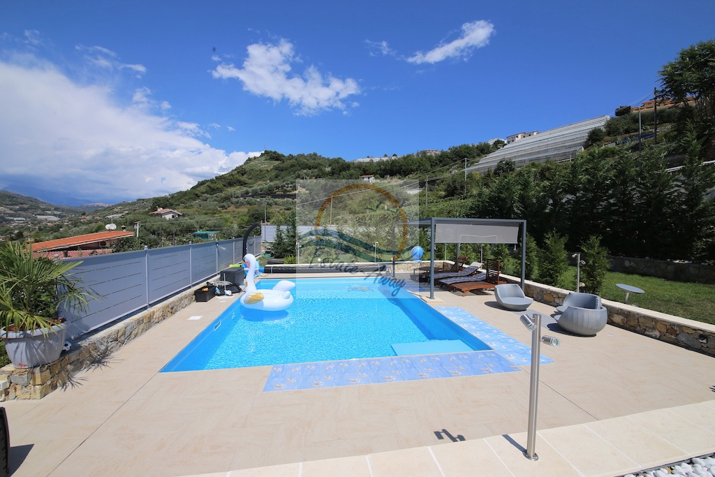 Villa in vendita a Vallecrosia, 6 locali, prezzo € 1.100.000 | PortaleAgenzieImmobiliari.it