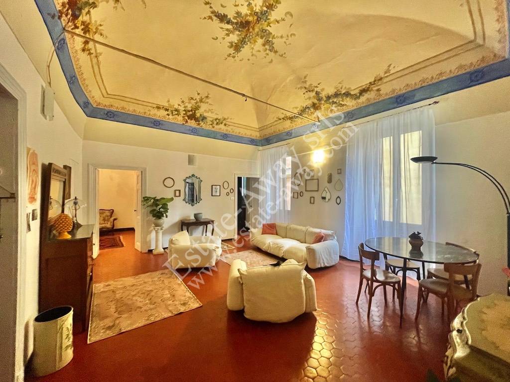 Appartamento in vendita a Bordighera, 4 locali, prezzo € 350.000 | PortaleAgenzieImmobiliari.it