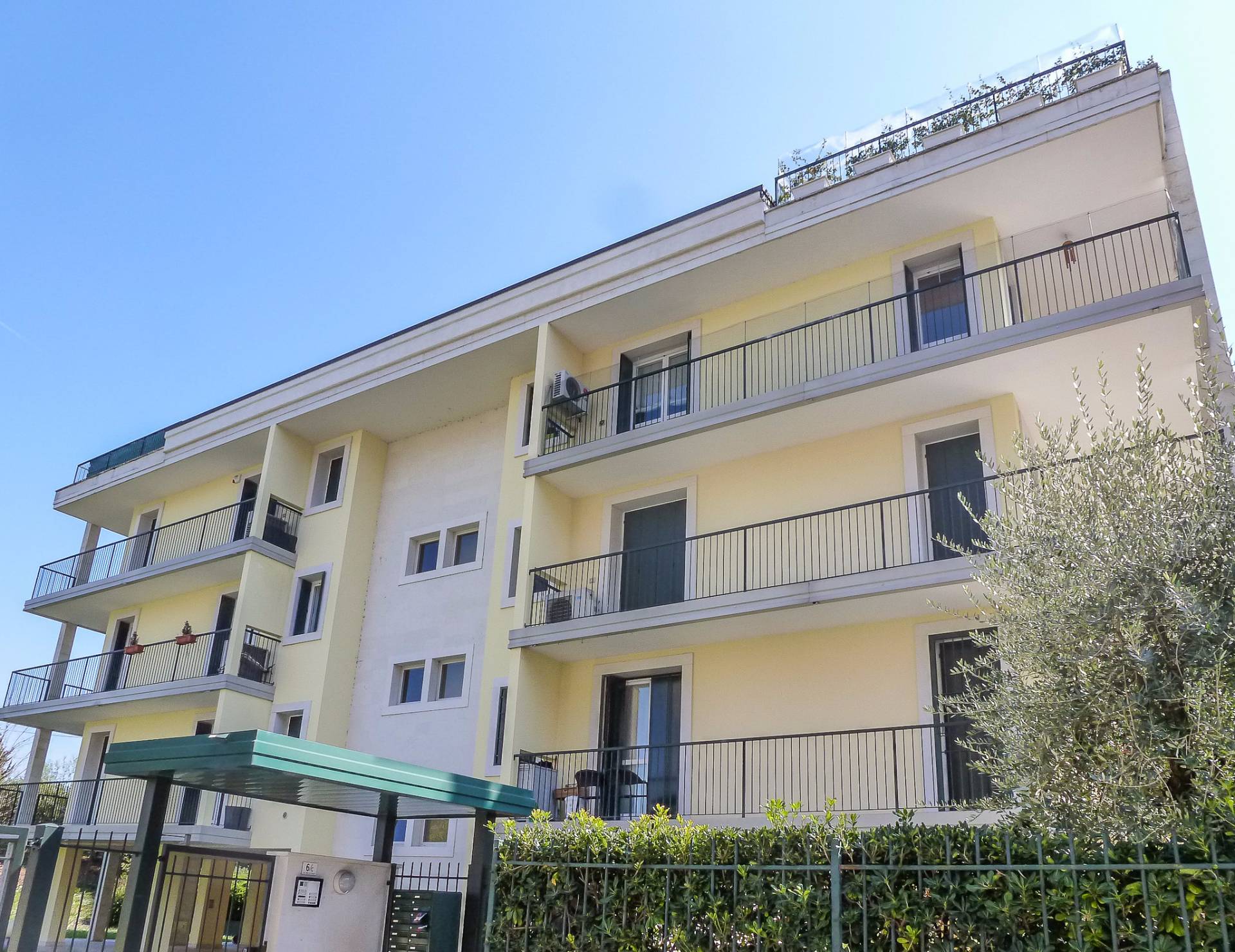 Appartamento in affitto a Verona, 7 locali, zona Località: PonteCrencano, prezzo € 1.500 | CambioCasa.it