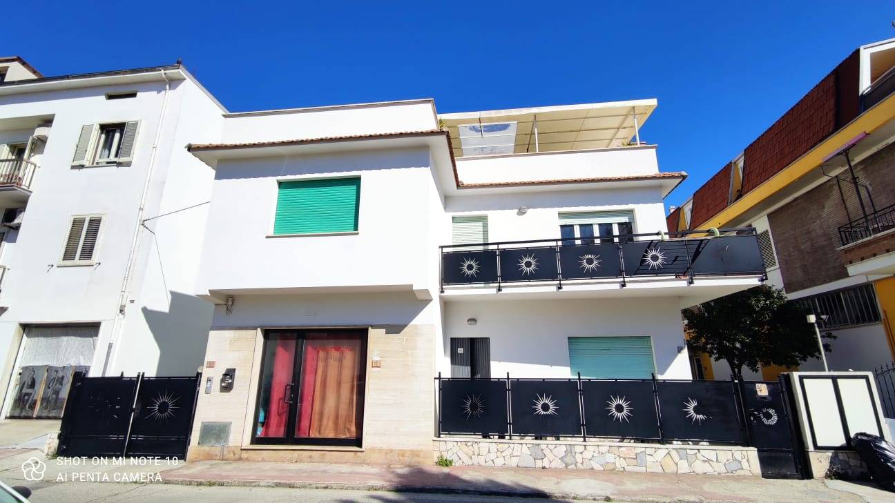 Villa Bifamiliare in vendita a Alba Adriatica, 15 locali, zona Località: ZonaMare, prezzo € 390.000 | PortaleAgenzieImmobiliari.it