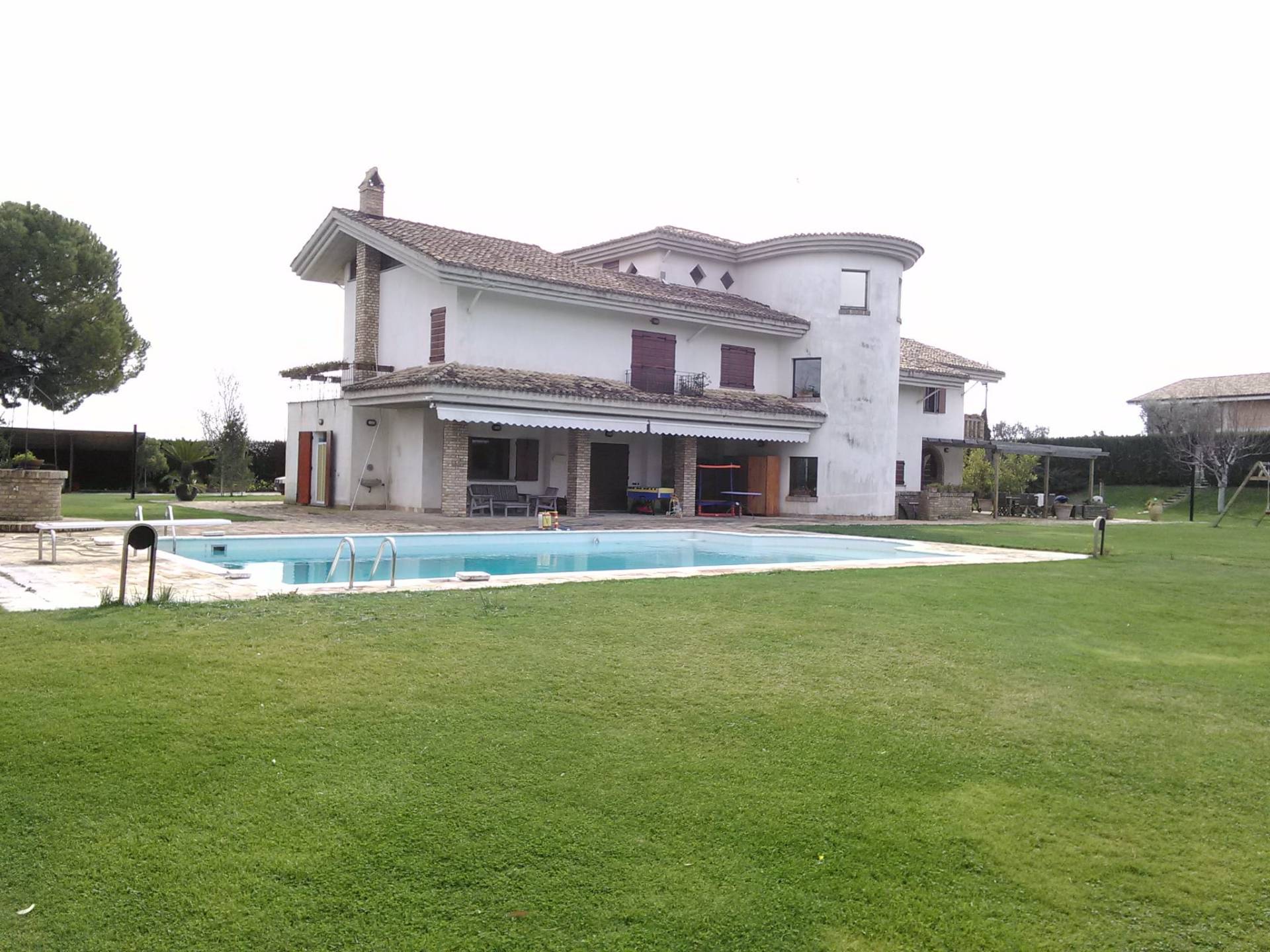 Villa in vendita a Nereto, 15 locali, Trattative riservate | PortaleAgenzieImmobiliari.it