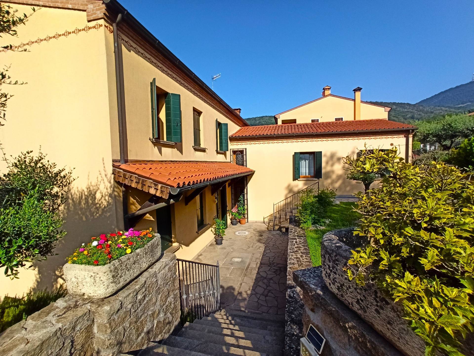 Villa in vendita a Cinto Euganeo, 8 locali, prezzo € 320.000 | PortaleAgenzieImmobiliari.it