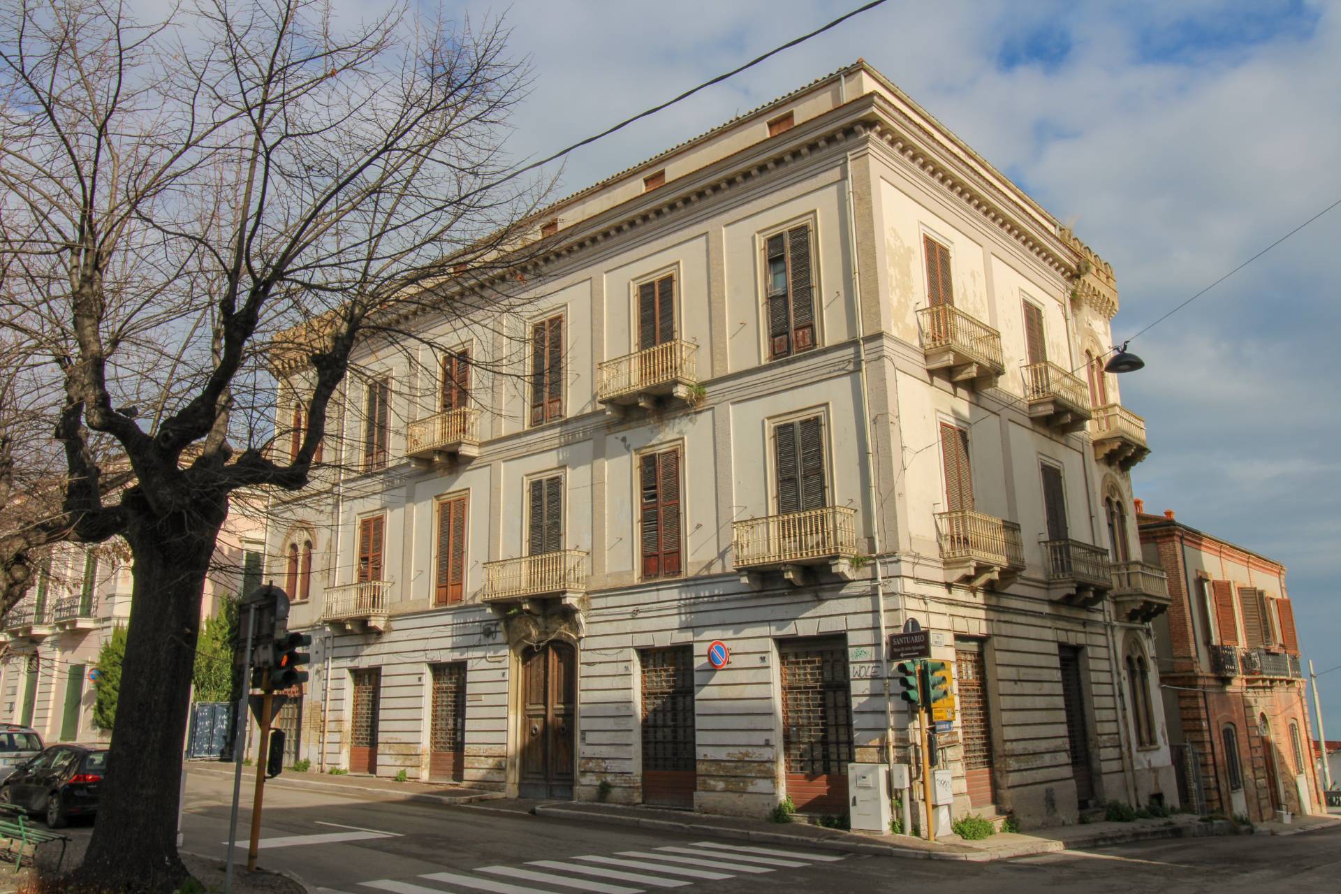 Palazzo / Stabile in Vendita a Giulianova