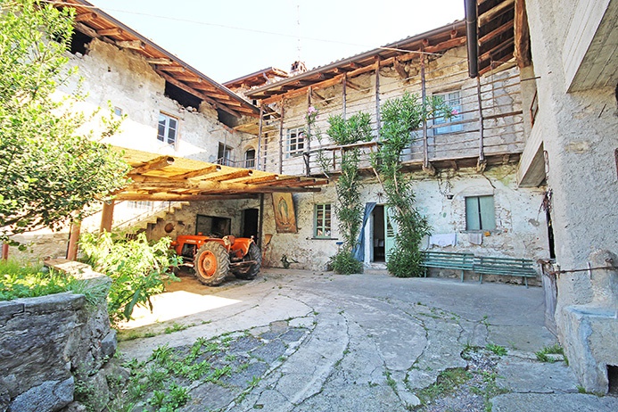 Rustico / Casale in vendita a Caprino Bergamasco, 16 locali, zona orone, prezzo € 290.000 | PortaleAgenzieImmobiliari.it