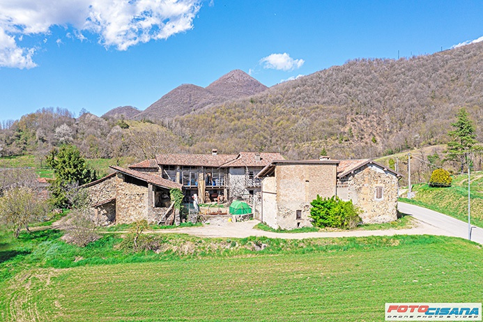 Rustico / Casale in vendita a Caprino Bergamasco, 33 locali, zona na, prezzo € 395.000 | PortaleAgenzieImmobiliari.it
