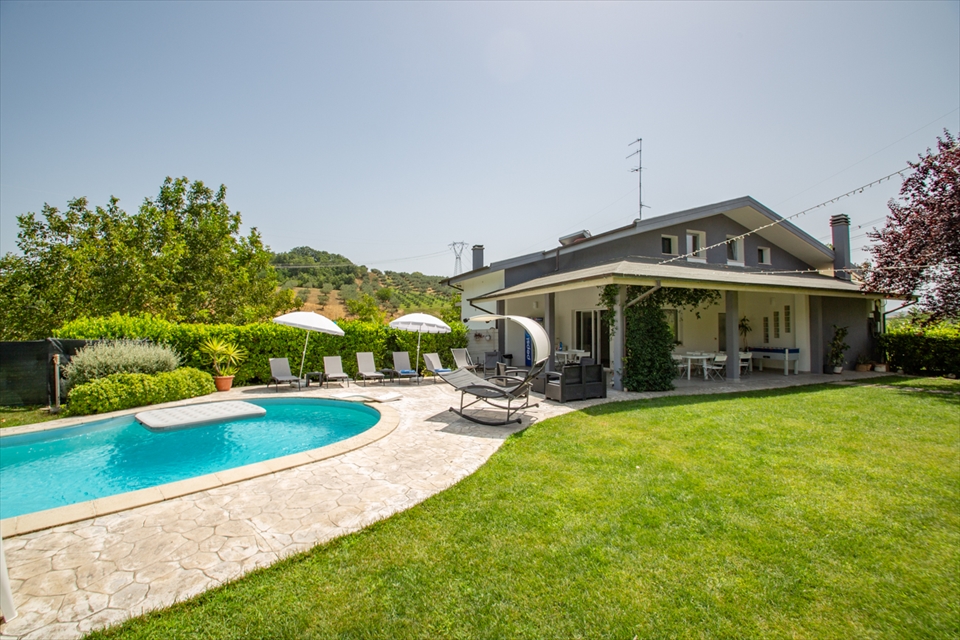 Villa in vendita a Collecorvino, 4 locali, prezzo € 380.000 | PortaleAgenzieImmobiliari.it