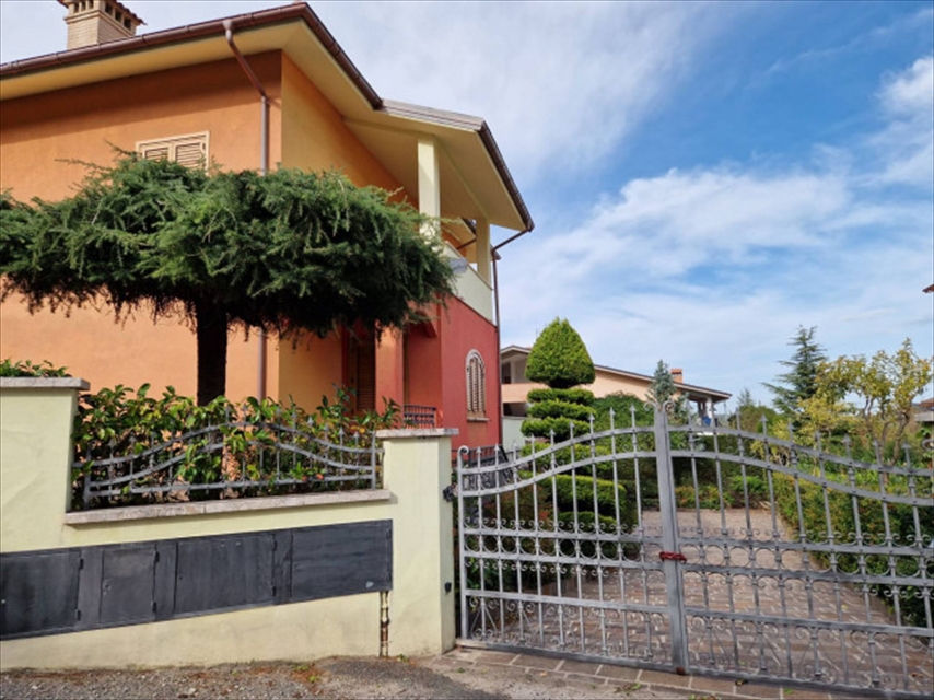 Villa in vendita a Isola del Gran Sasso d'Italia, 10 locali, prezzo € 298.000 | PortaleAgenzieImmobiliari.it