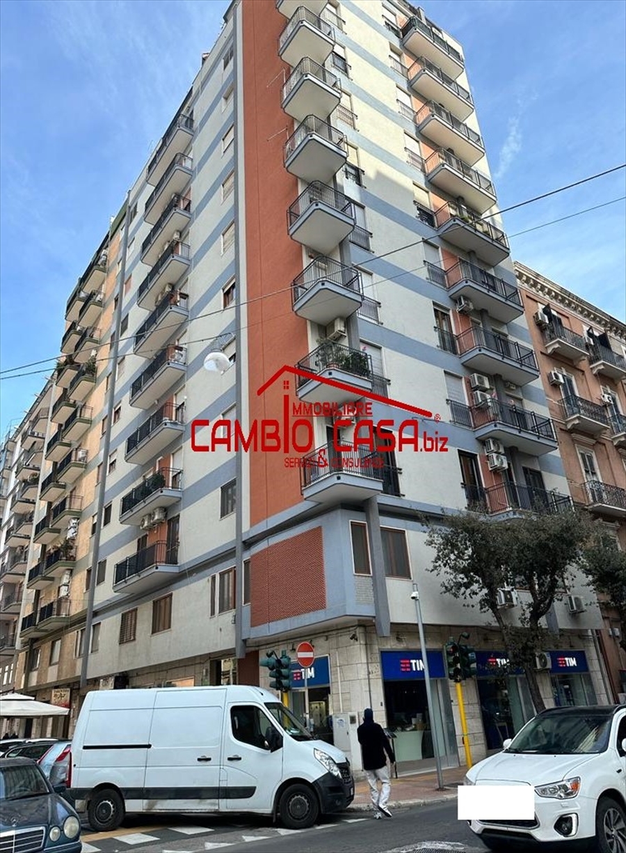 Negozio / Locale in affitto a Taranto, 3 locali, prezzo € 650 | CambioCasa.it