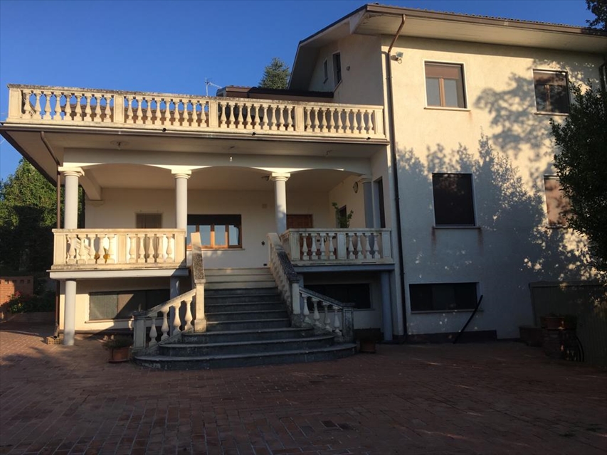 Villa in vendita a Rapino, 5 locali, prezzo € 380.000 | CambioCasa.it