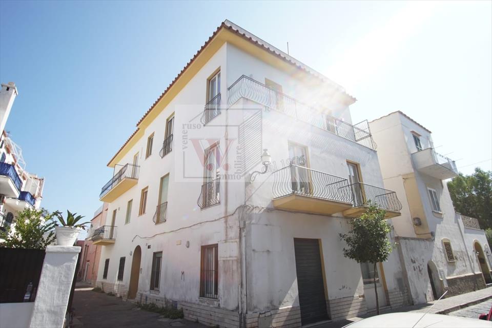 Palazzo / Stabile in vendita a Ischia, 10 locali, prezzo € 1.200.000 | CambioCasa.it