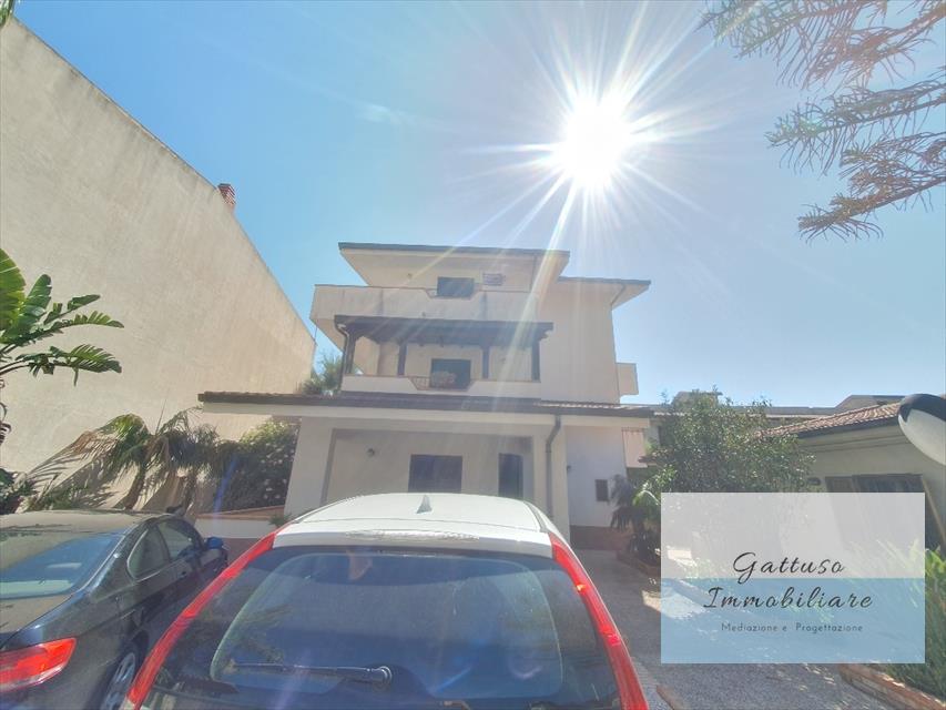 Appartamento in vendita a Reggio Calabria, 10 locali, prezzo € 105.000 | PortaleAgenzieImmobiliari.it