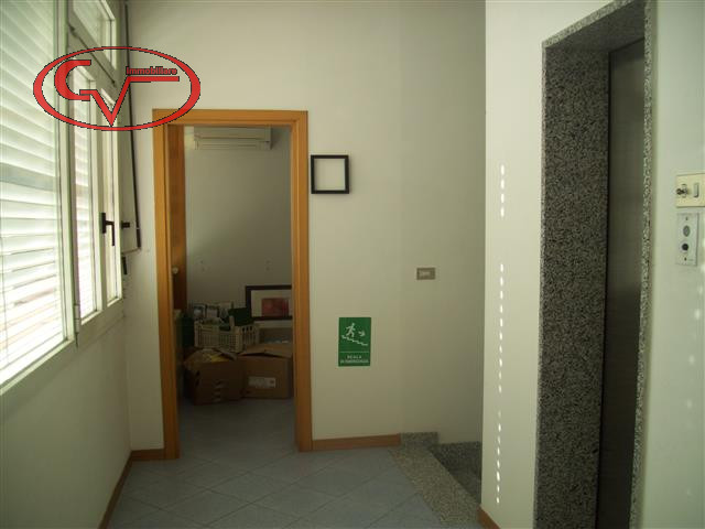 Ufficio / Studio in affitto a Montevarchi, 7 locali, zona coop, prezzo € 750 | PortaleAgenzieImmobiliari.it