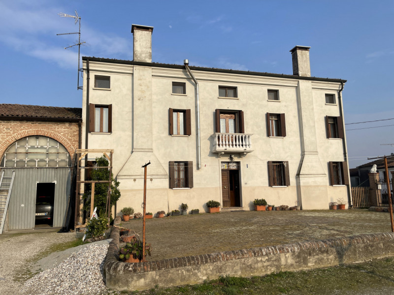 Villa in vendita a Lendinara, 9 locali, zona dipalo, prezzo € 250.000 | PortaleAgenzieImmobiliari.it