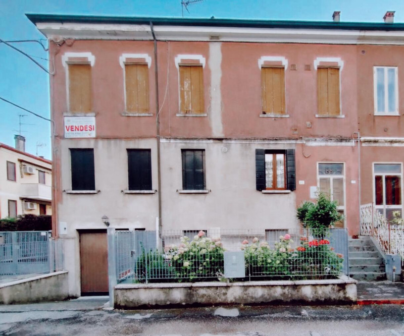 Appartamento in vendita a Battaglia Terme, 5 locali, zona Località: Battaglia Terme - Centro, prezzo € 40.000 | CambioCasa.it