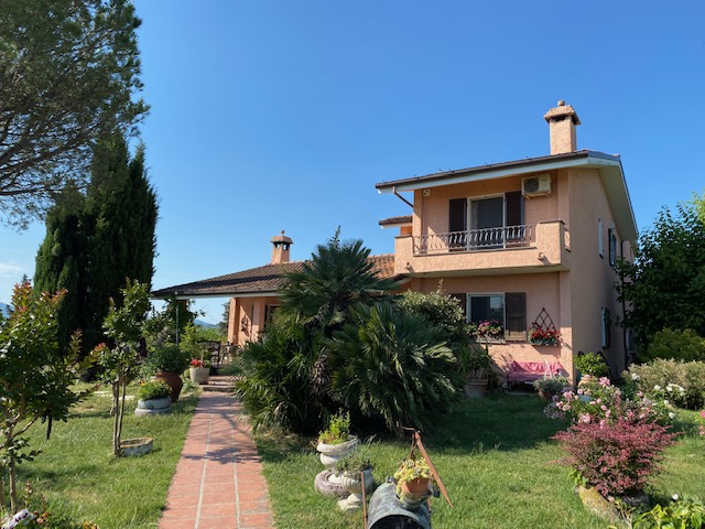 Villa in Vendita a Borghi