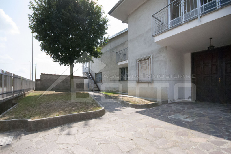 Villa in vendita a Rovasenda, 8 locali, zona Località: Rovasenda, prezzo € 155.000 | PortaleAgenzieImmobiliari.it