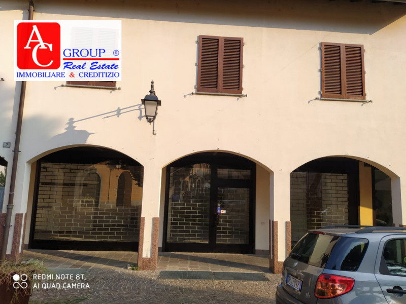 Negozio / Locale in affitto a Saronno, 9999 locali, zona ro, prezzo € 2.100 | PortaleAgenzieImmobiliari.it