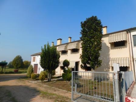 Villa Bifamiliare in vendita a Giacciano con Baruchella, 4 locali, zona Località: Giacciano Con Baruchella, prezzo € 105.000 | PortaleAgenzieImmobiliari.it