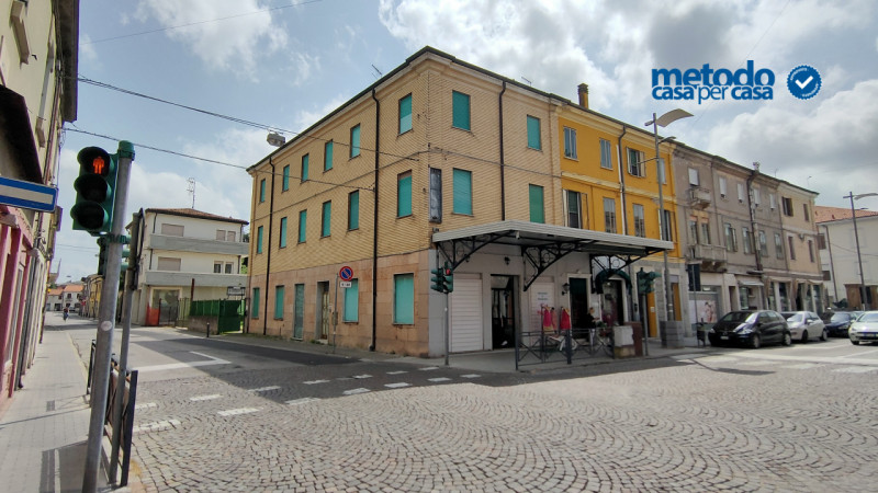 Immobile Commerciale in vendita a Adria, 16 locali, zona Località: Adria - Centro, prezzo € 200.000 | CambioCasa.it