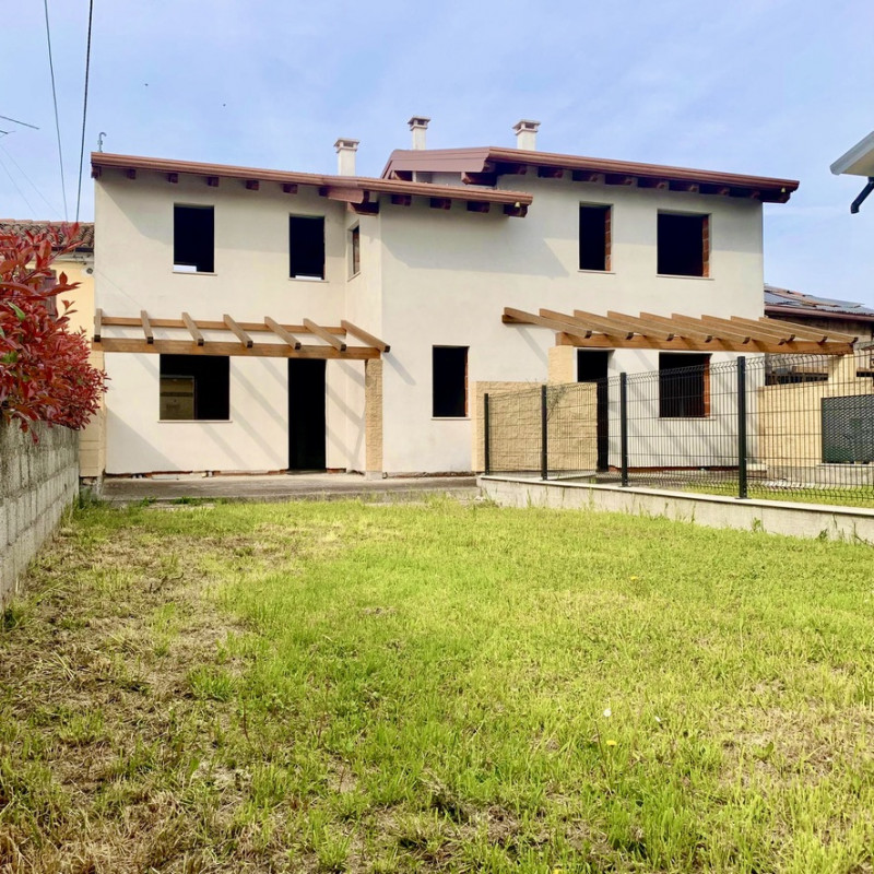 Villa Bifamiliare in vendita a Legnago, 8 locali, zona adizza, prezzo € 108.000 | PortaleAgenzieImmobiliari.it