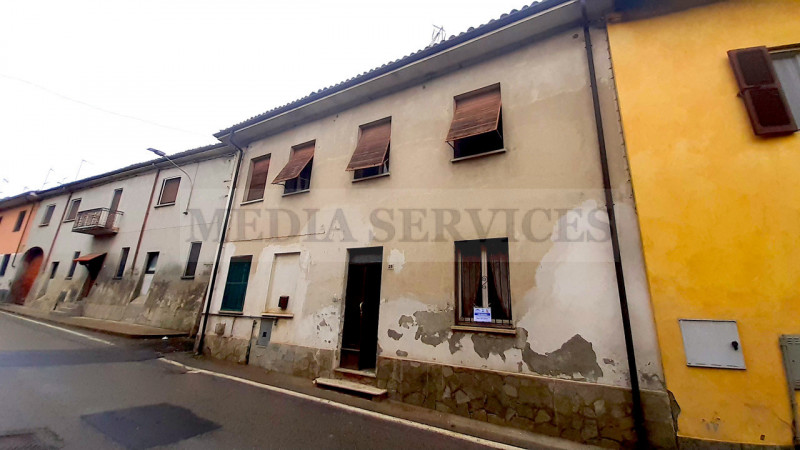 Villa Bifamiliare in vendita a Sannazzaro de' Burgondi, 5 locali, zona Località: Sannazzaro Dè Burgondi, prezzo € 29.000 | CambioCasa.it
