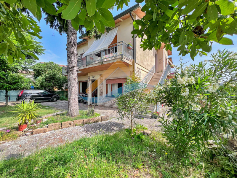 Villa in vendita a Peschiera del Garda, 6 locali, zona Benedetto di Lugana, prezzo € 800.000 | PortaleAgenzieImmobiliari.it