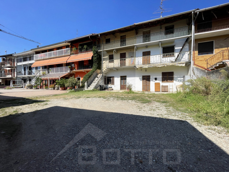 Villa a Schiera in vendita a Oleggio, 6 locali, zona Località: Oleggio, prezzo € 40.000 | PortaleAgenzieImmobiliari.it