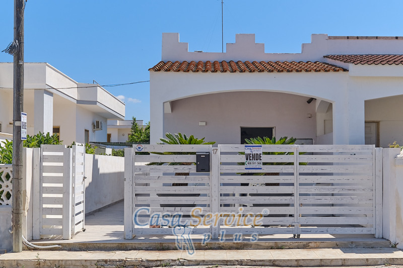 Villa in vendita a Racale, 5 locali, zona e Suda, prezzo € 180.000 | PortaleAgenzieImmobiliari.it