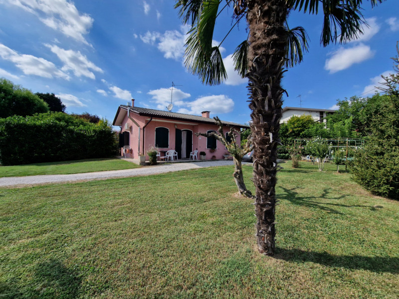 Villa in vendita a Megliadino San Vitale - Zona: Megliadino San Vitale