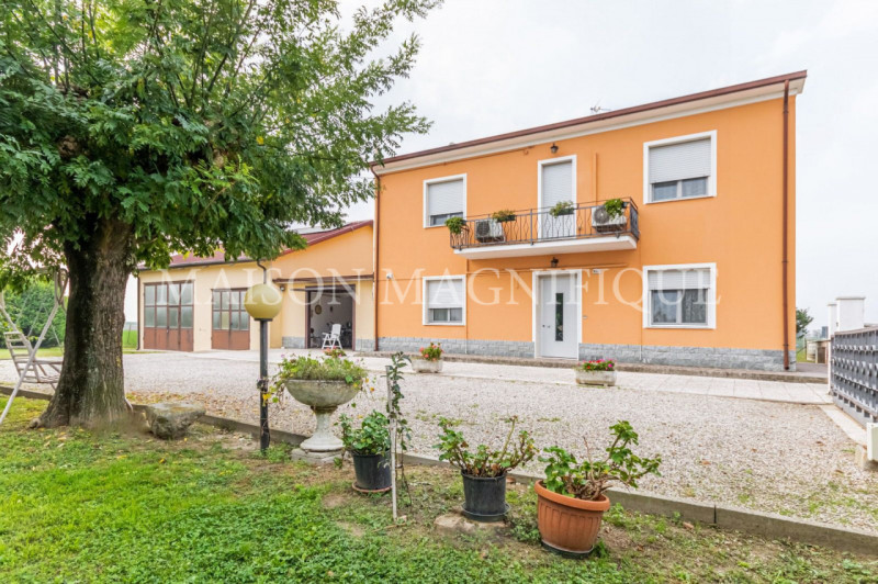 Villa in vendita a Bondeno, 7 locali, zona atonica, prezzo € 299.000 | PortaleAgenzieImmobiliari.it