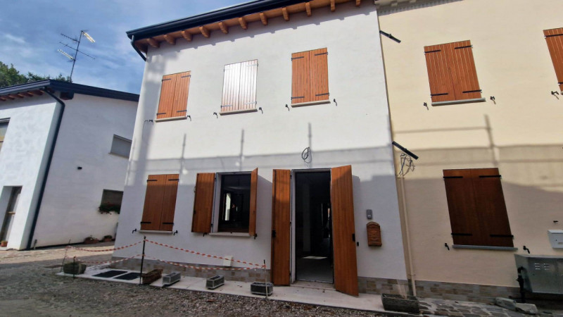Villa a Schiera in vendita a Novi di Modena, 5 locali, zona 'Antonio in Mercadello, prezzo € 240.000 | PortaleAgenzieImmobiliari.it