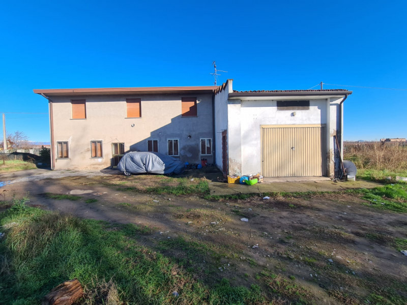 Villa in vendita a Albaredo d'Adige, 5 locali, prezzo € 145.000 | CambioCasa.it