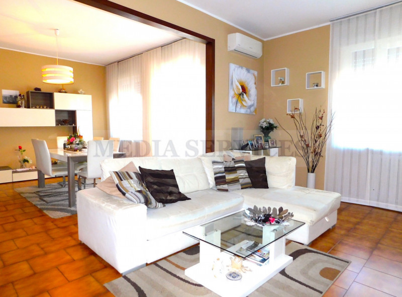 Appartamento in vendita a Garlasco, 3 locali, zona Località: Garlasco - Centro, prezzo € 80.000 | CambioCasa.it