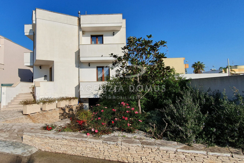 Villa in vendita a Racale, 6 locali, prezzo € 195.000 | CambioCasa.it