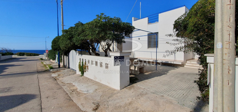 Villa in vendita a Racale, 7 locali, zona e Suda, prezzo € 260.000 | PortaleAgenzieImmobiliari.it