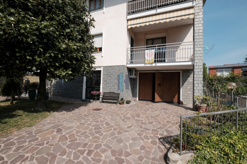 Villa in vendita a Curno, 8 locali, zona Località: Curno, prezzo € 470.000 | PortaleAgenzieImmobiliari.it