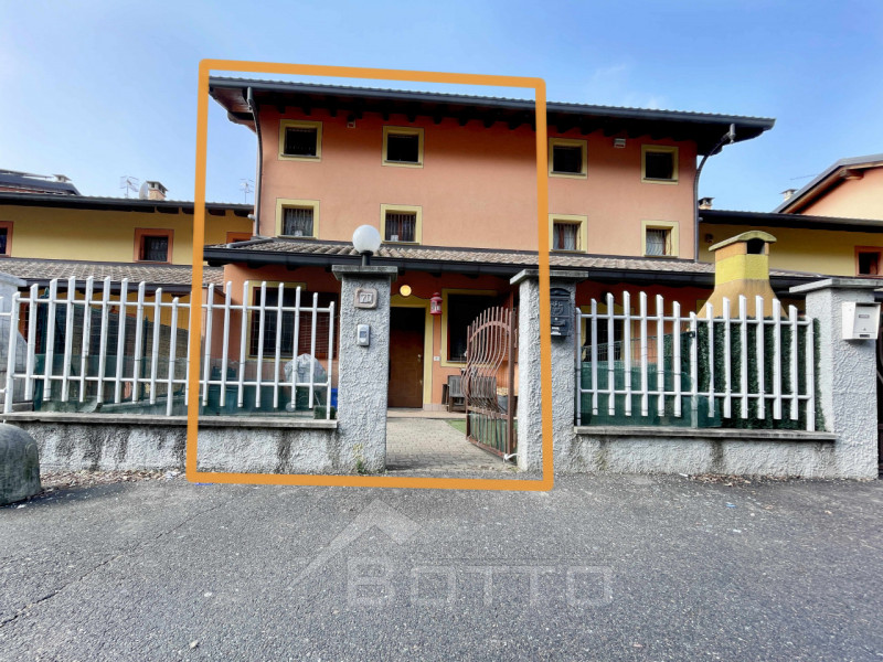 Villa a Schiera in vendita a Borgomanero - Zona: Borgomanero
