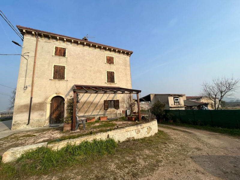 Rustico / Casale in vendita a Caldiero, 5 locali, prezzo € 420.000 | CambioCasa.it