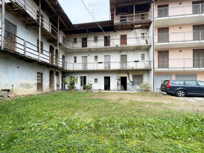 Rustico / Casale in vendita a Fontaneto d'Agogna, 9 locali, zona Località: Fontaneto d'Agogna, prezzo € 99.000 | PortaleAgenzieImmobiliari.it