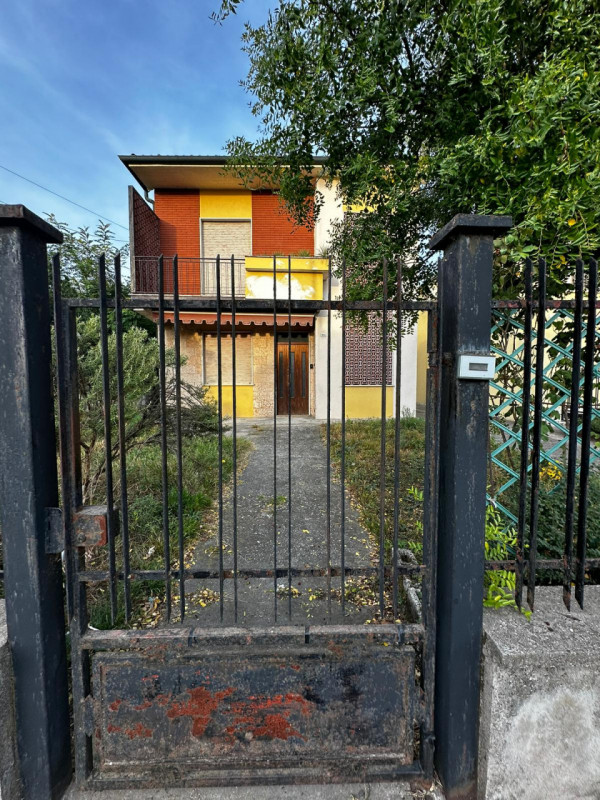 Villa in vendita a Veronella, 5 locali, zona Località: Veronella - Centro, prezzo € 155.000 | PortaleAgenzieImmobiliari.it