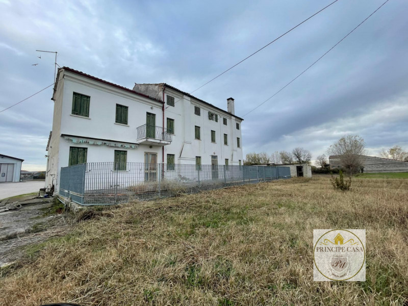 Villa Bifamiliare in vendita a Montagnana, 8 locali, prezzo € 130.000 | PortaleAgenzieImmobiliari.it