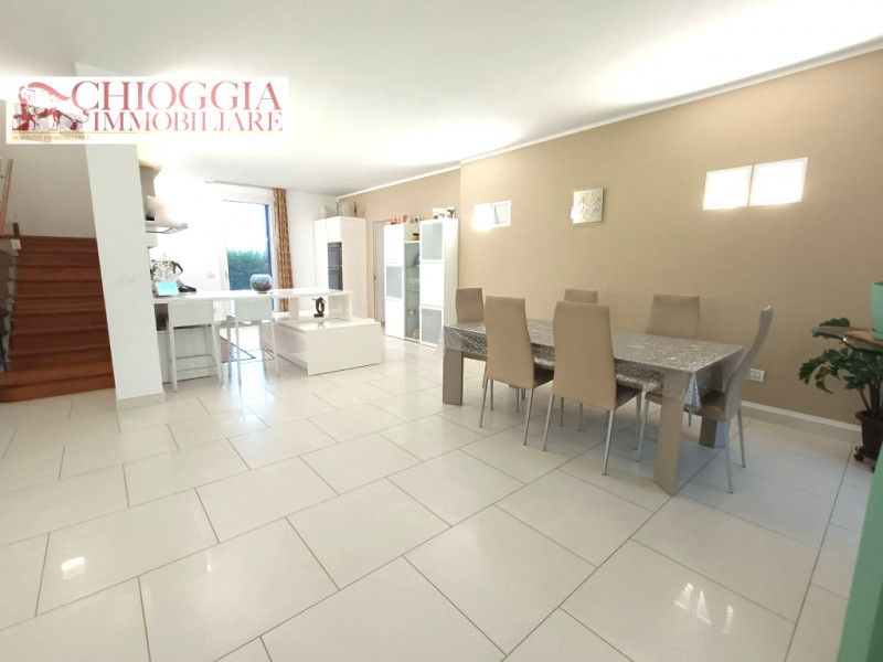 Villa Bifamiliare in vendita a Chioggia, 5 locali, zona Località: Sant'Anna di Chioggia, prezzo € 380.000 | PortaleAgenzieImmobiliari.it