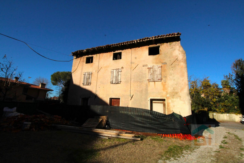 Rustico / Casale in vendita a Mortegliano, 6 locali, zona Località: Mortegliano - Centro, prezzo € 35.000 | PortaleAgenzieImmobiliari.it