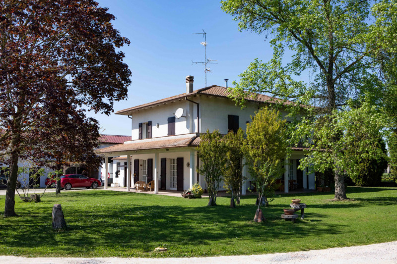 Villa in vendita a Cento, 7 locali, prezzo € 720.000 | PortaleAgenzieImmobiliari.it