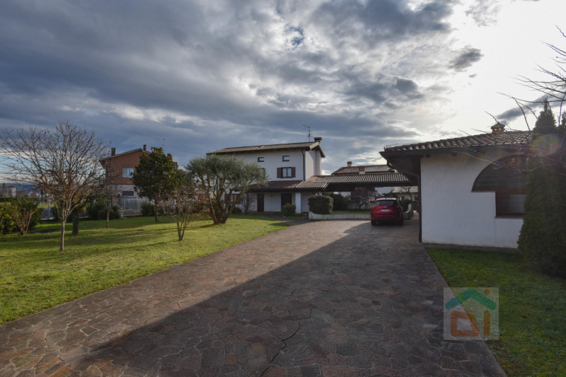 Villa in vendita a San Giovanni al Natisone - Zona: Dolegnano