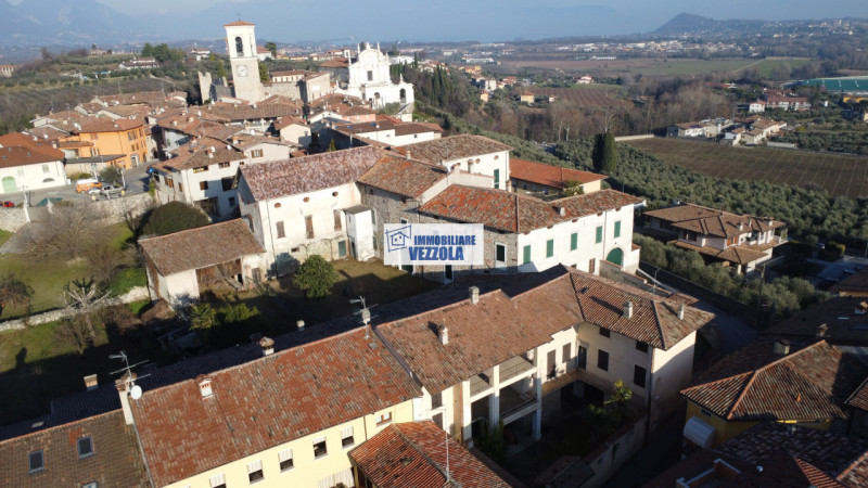 Rustico / Casale in vendita a Polpenazze del Garda, 14 locali, zona Località: Polpenazze del Garda - Centro, prezzo € 650.000 | PortaleAgenzieImmobiliari.it