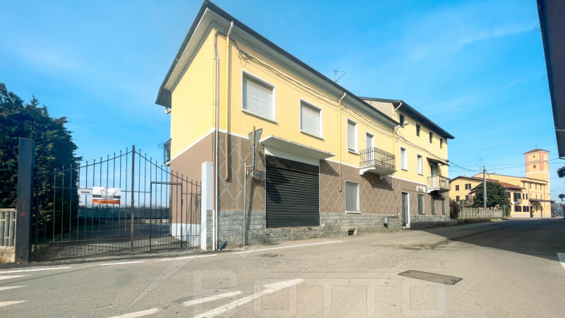 Villa in vendita a Momo, 6 locali, zona Località: Momo, prezzo € 220.000 | PortaleAgenzieImmobiliari.it