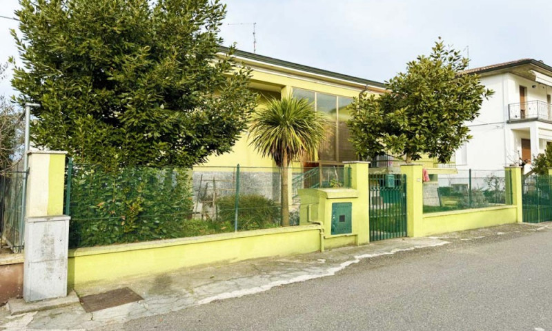 Villa in vendita a Fiorenzuola d'Arda, 6 locali, prezzo € 165.000 | PortaleAgenzieImmobiliari.it